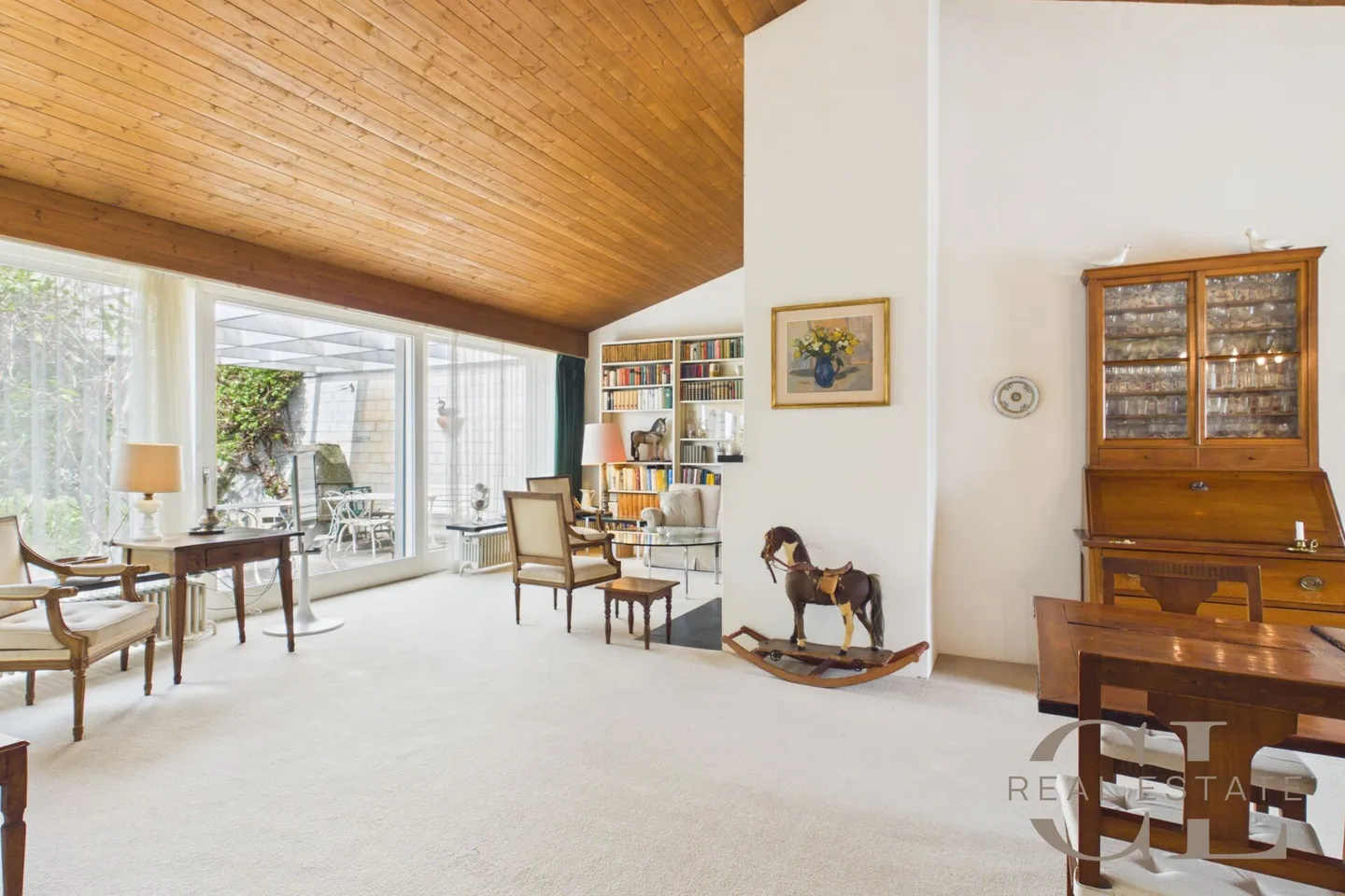 Stylish 8-room atrium house with a garage and a parking space - Photo 7 of 17