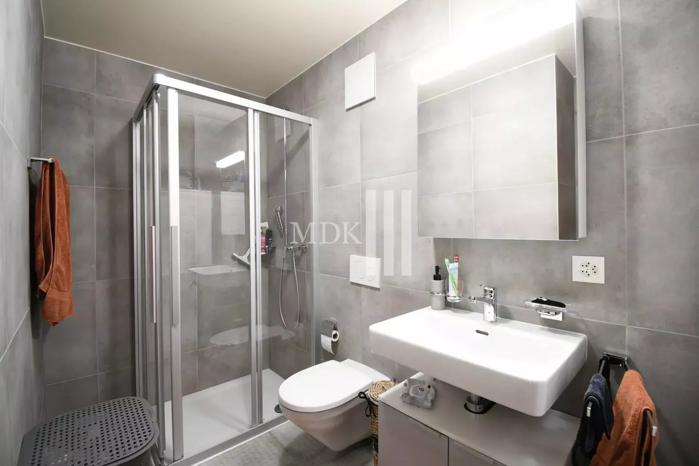 Charming Apartment with Balcony - Photo 5 of 9