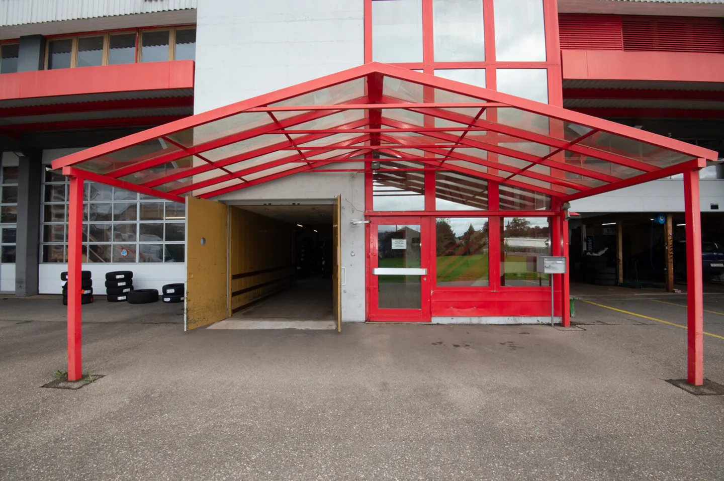 Commercial space from 343 m² to 1'700 m² - Photo 9 of 13
