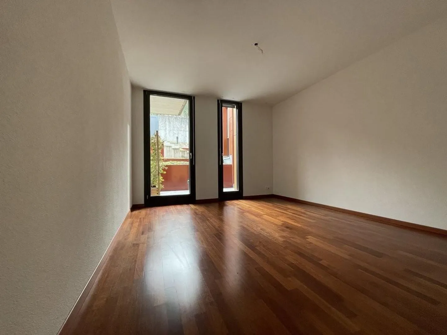 Above the rooftops of Zurich - at the foot of Üetliberg - Photo 6 of 9