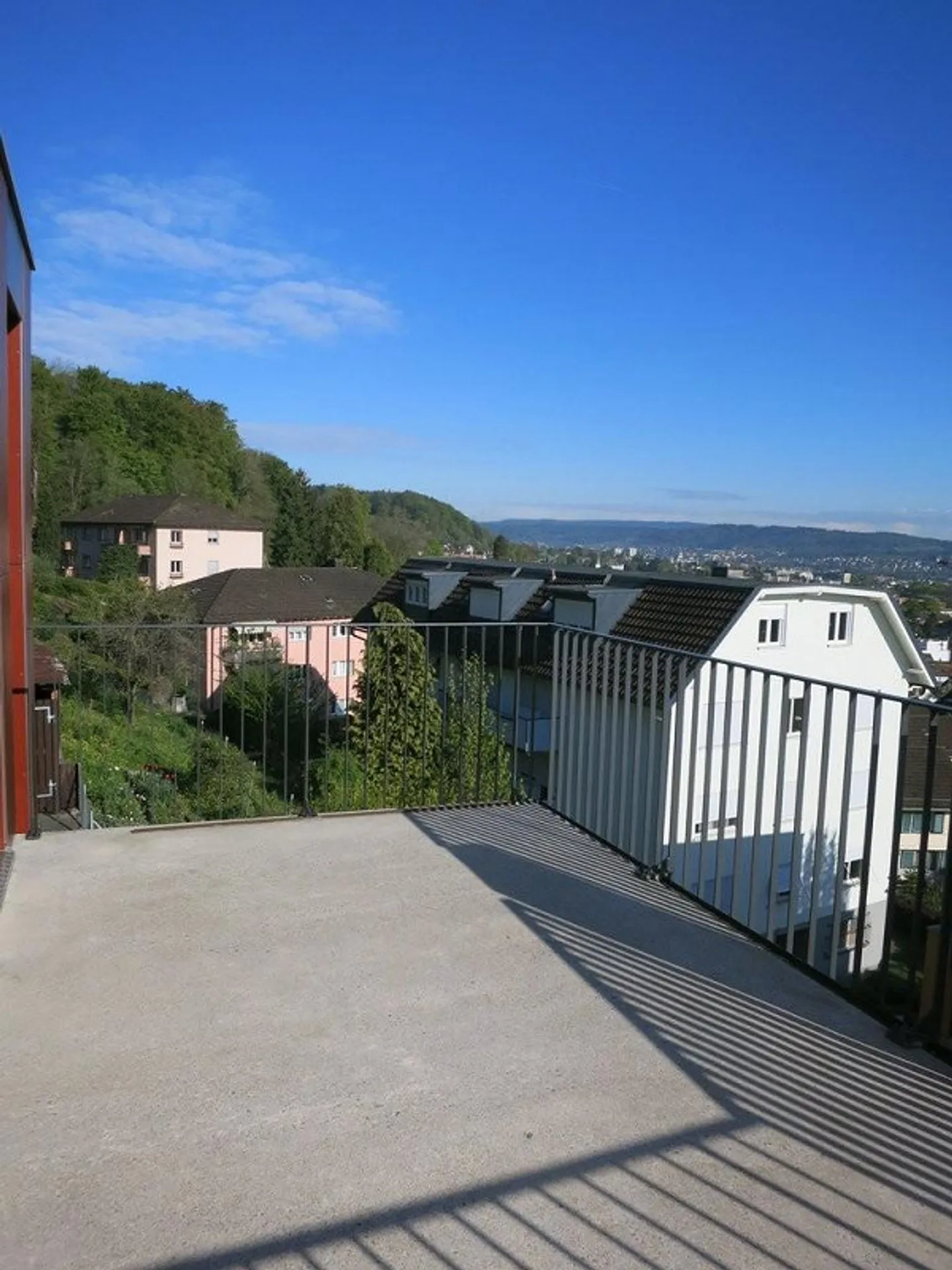 Above the rooftops of Zurich - at the foot of Üetliberg - Photo 8 of 9