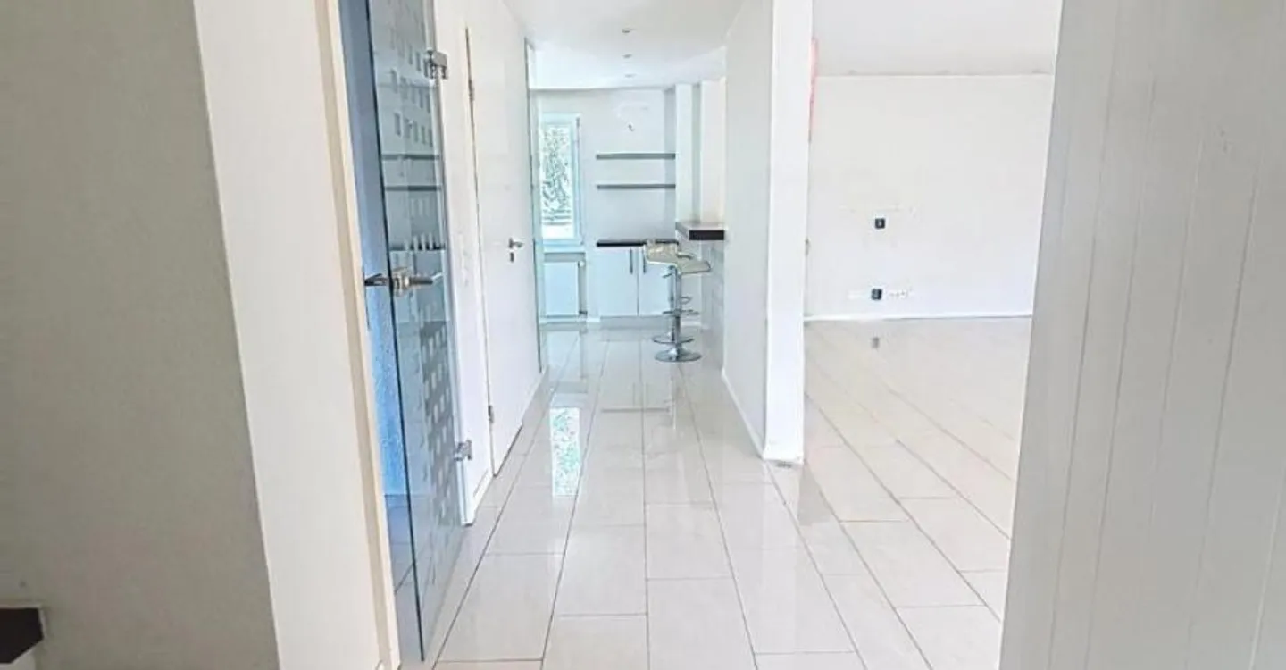 Charming detached house with garden - Photo 3 of 10