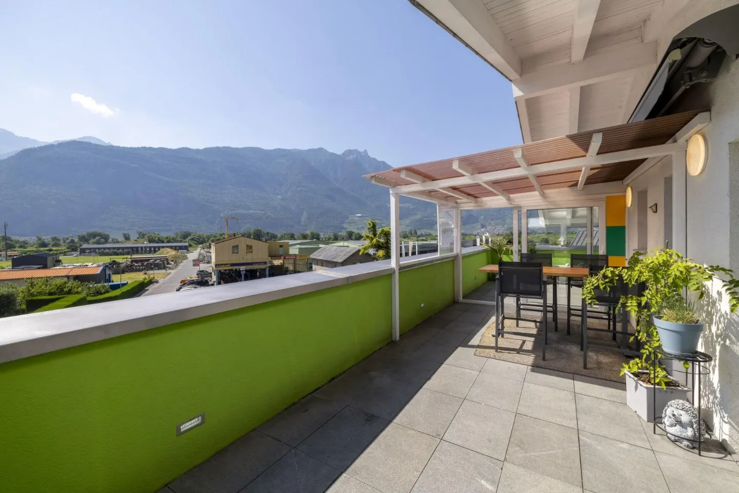 Ampio appartamento attico con 4,5 stanze e 146 m2, con vista mozzafiato sulle Alpi - Foto 1 di 12