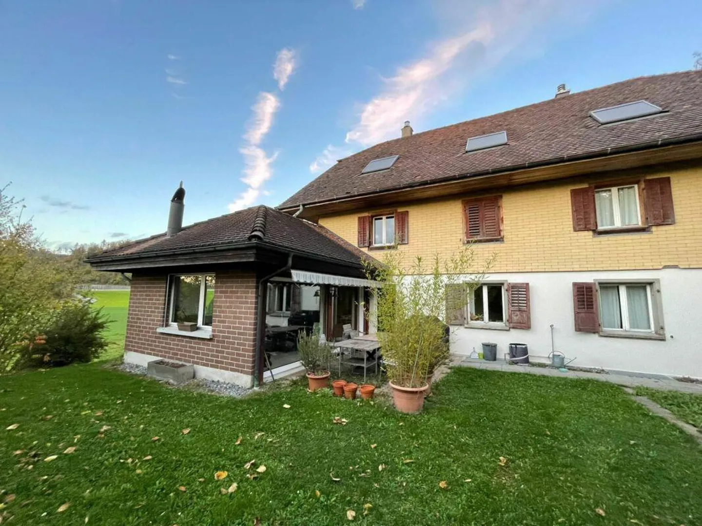 Affascinante fattoria di 7,5 stanze con ampio spazio circostante - Foto 2 di 14