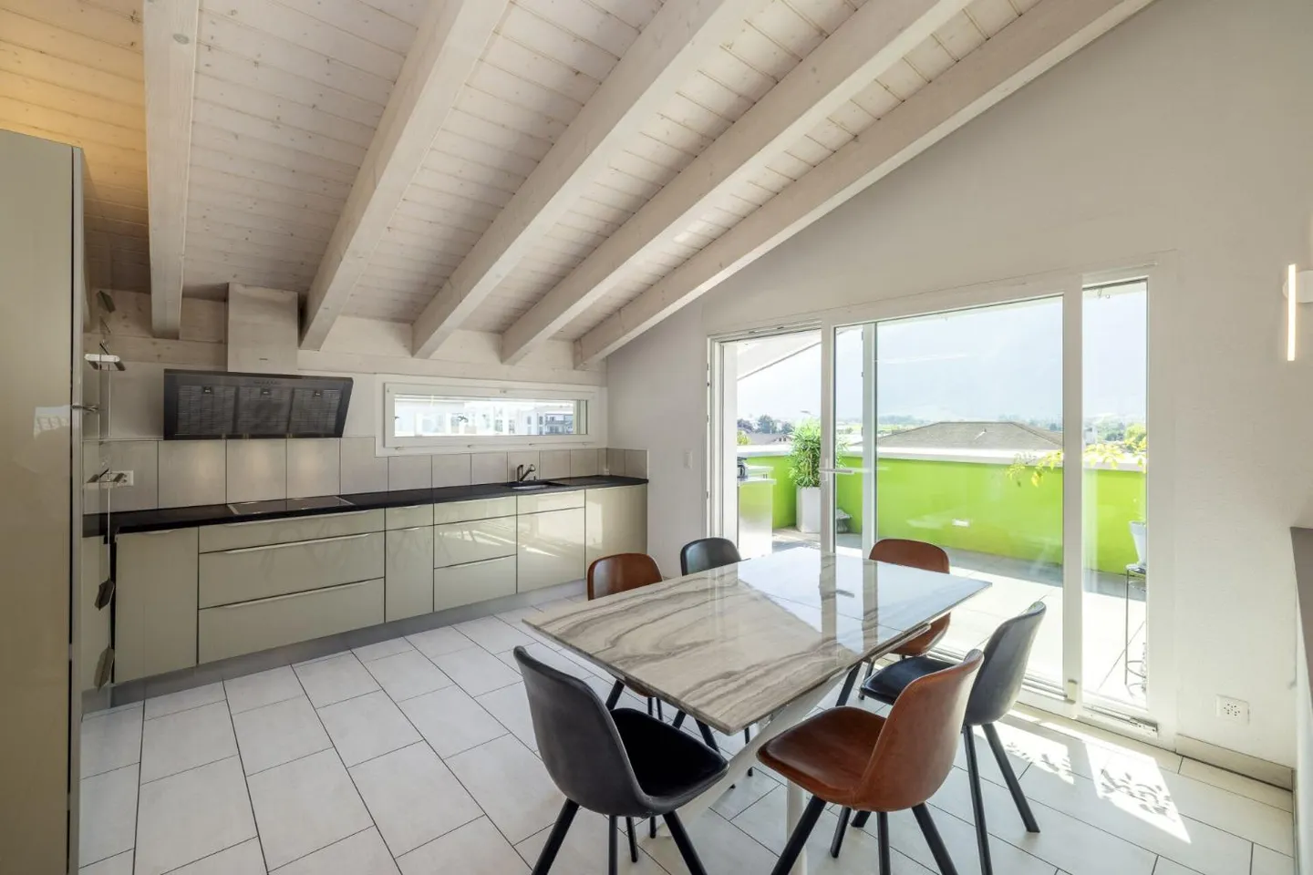 Ampio appartamento attico con 4,5 stanze e 146 m2, con vista mozzafiato sulle Alpi - Foto 3 di 12