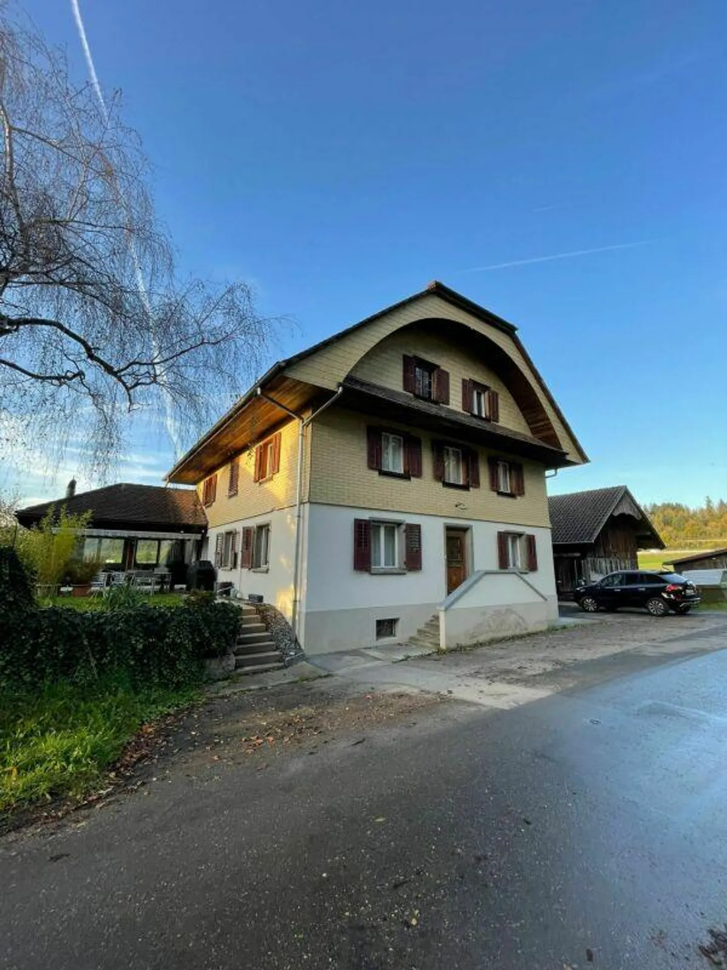 Affascinante fattoria di 7,5 stanze con ampio spazio circostante - Foto 1 di 14