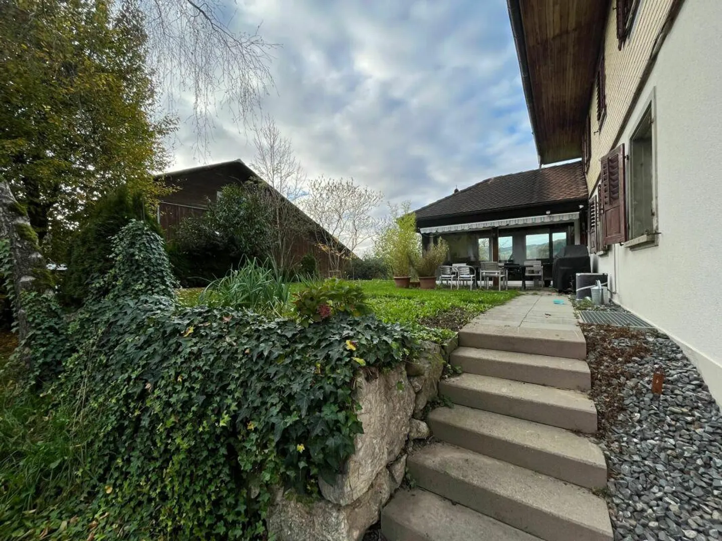 Affascinante fattoria di 7,5 stanze con ampio spazio circostante - Foto 12 di 14