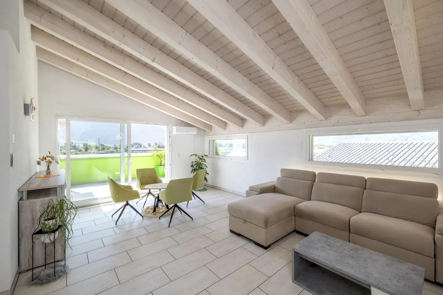 Ampio appartamento attico con 4,5 stanze e 146 m2, con vista mozzafiato sulle Alpi - Foto 8 di 12