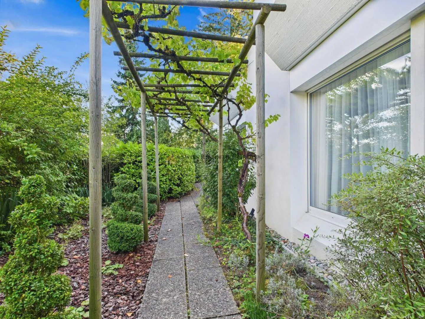 Standard di espansione di alta qualità con un giardino da sogno in posizione soleggiata - Foto 28 di 29
