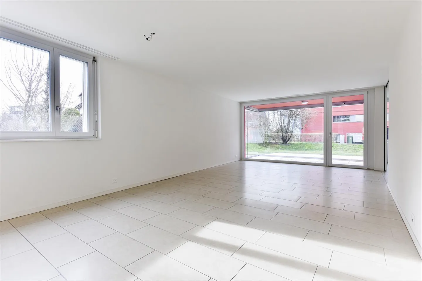 Sonnige Wohnung mit Bahnhaltestelle - Foto 3 von 8