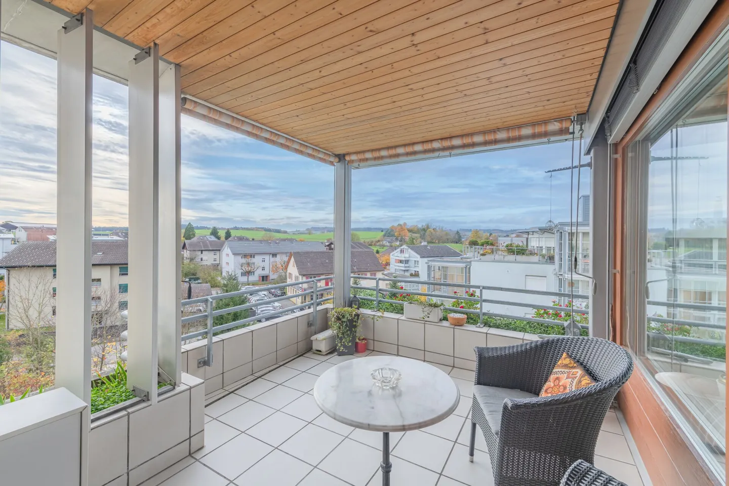 LARGE REAL ESTATE - Well-maintained 3.5 room apartment with beautiful views - Photo 1 of 10