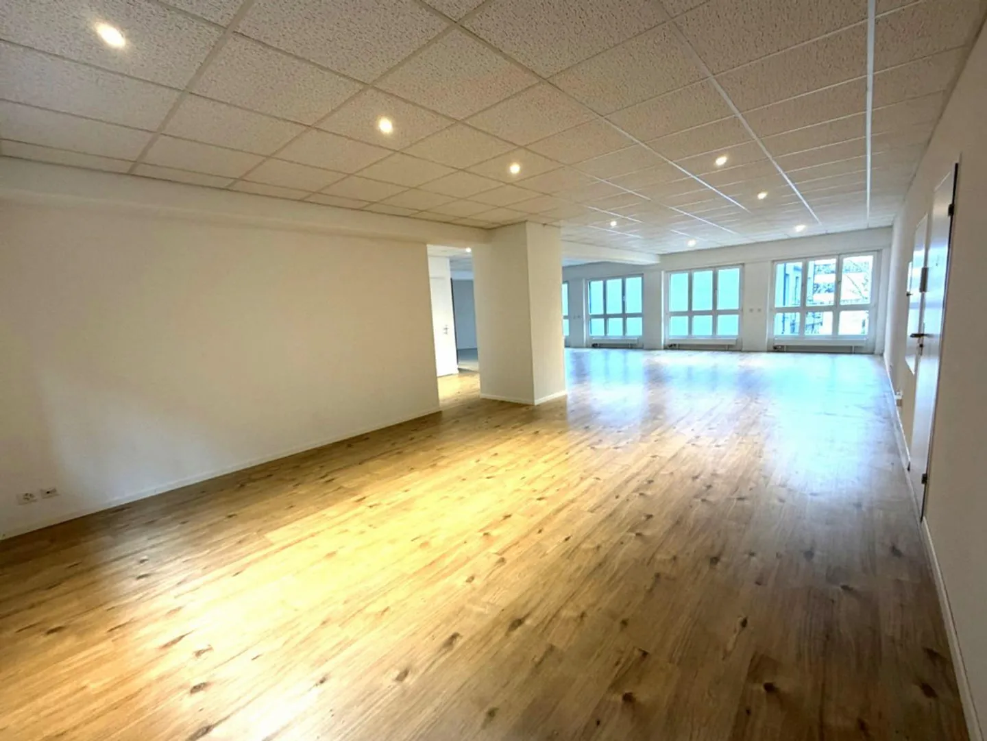 Ufficio/spazio commerciale in una posizione tranquilla nel quartiere termale - Foto 2 di 8