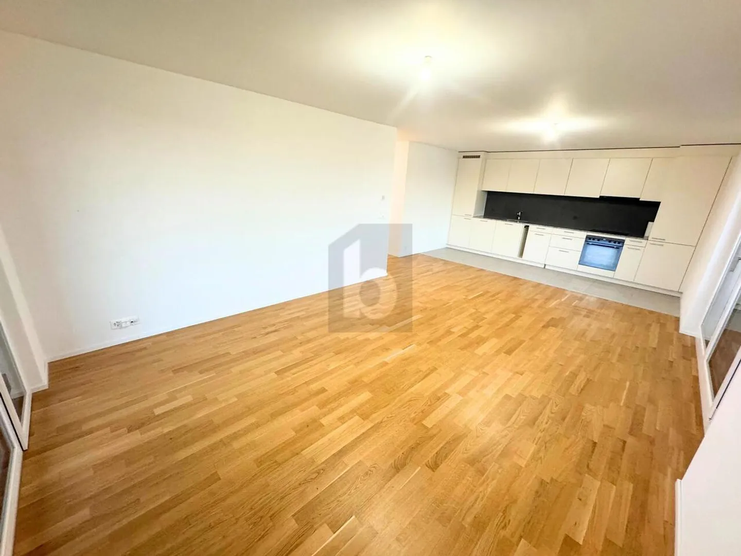 MODERN 4-ROOM APARTMENT - Photo 2 of 6