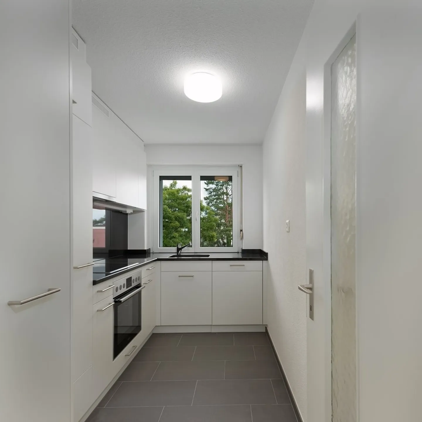 Grosszügige Wohnung mit grossem Balkon - Foto 3 von 8