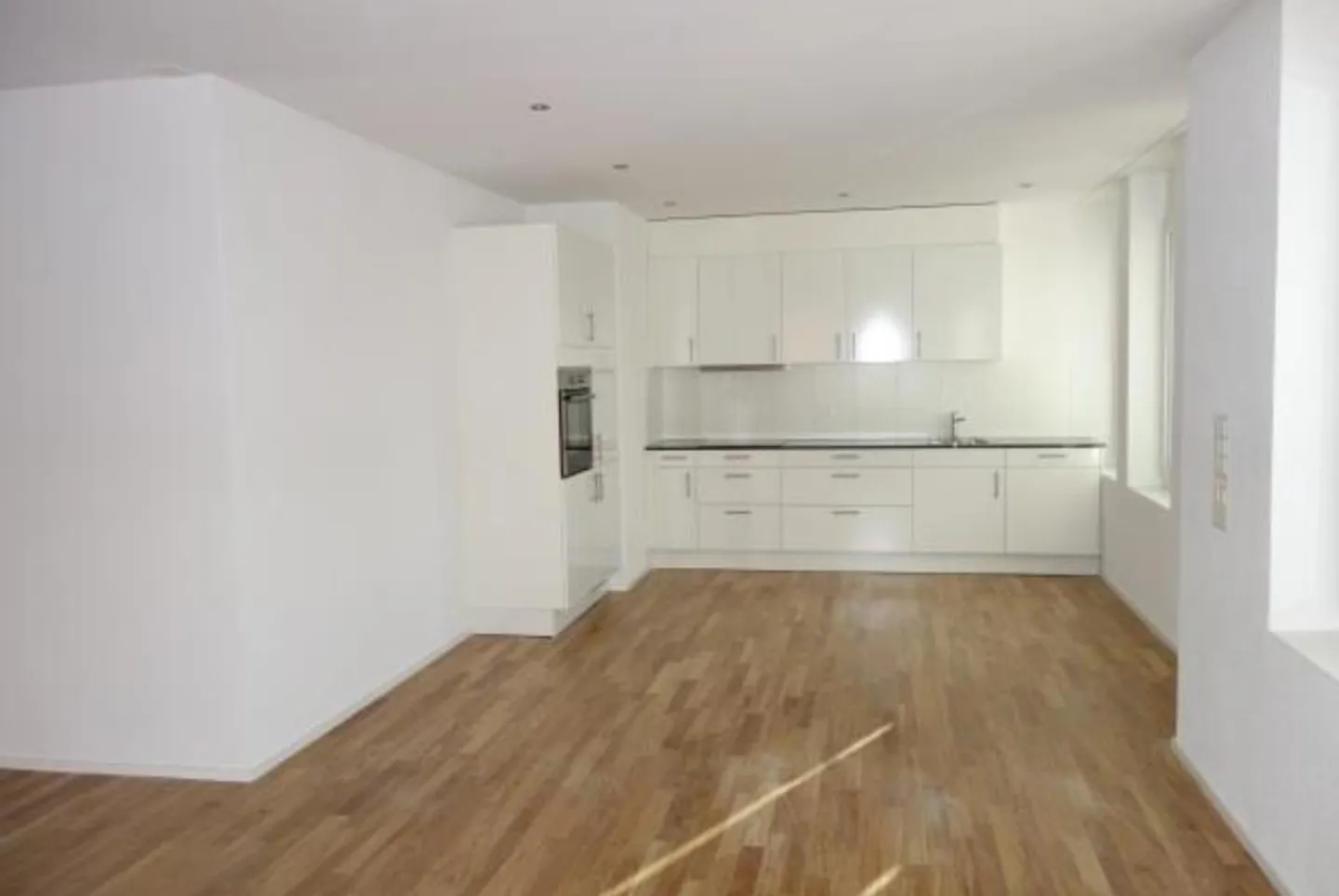 Moderne Wohnung mit grossem Sitzplatz - Foto 2 von 7