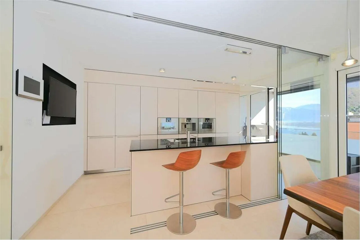 Beautiful 6.5-Room Penthouse with Lake View in Minusio - Photo 3 of 6