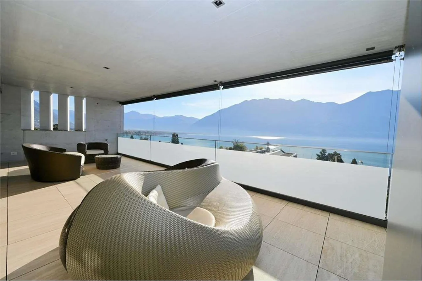 Beautiful 6.5-Room Penthouse with Lake View in Minusio - Photo 5 of 6