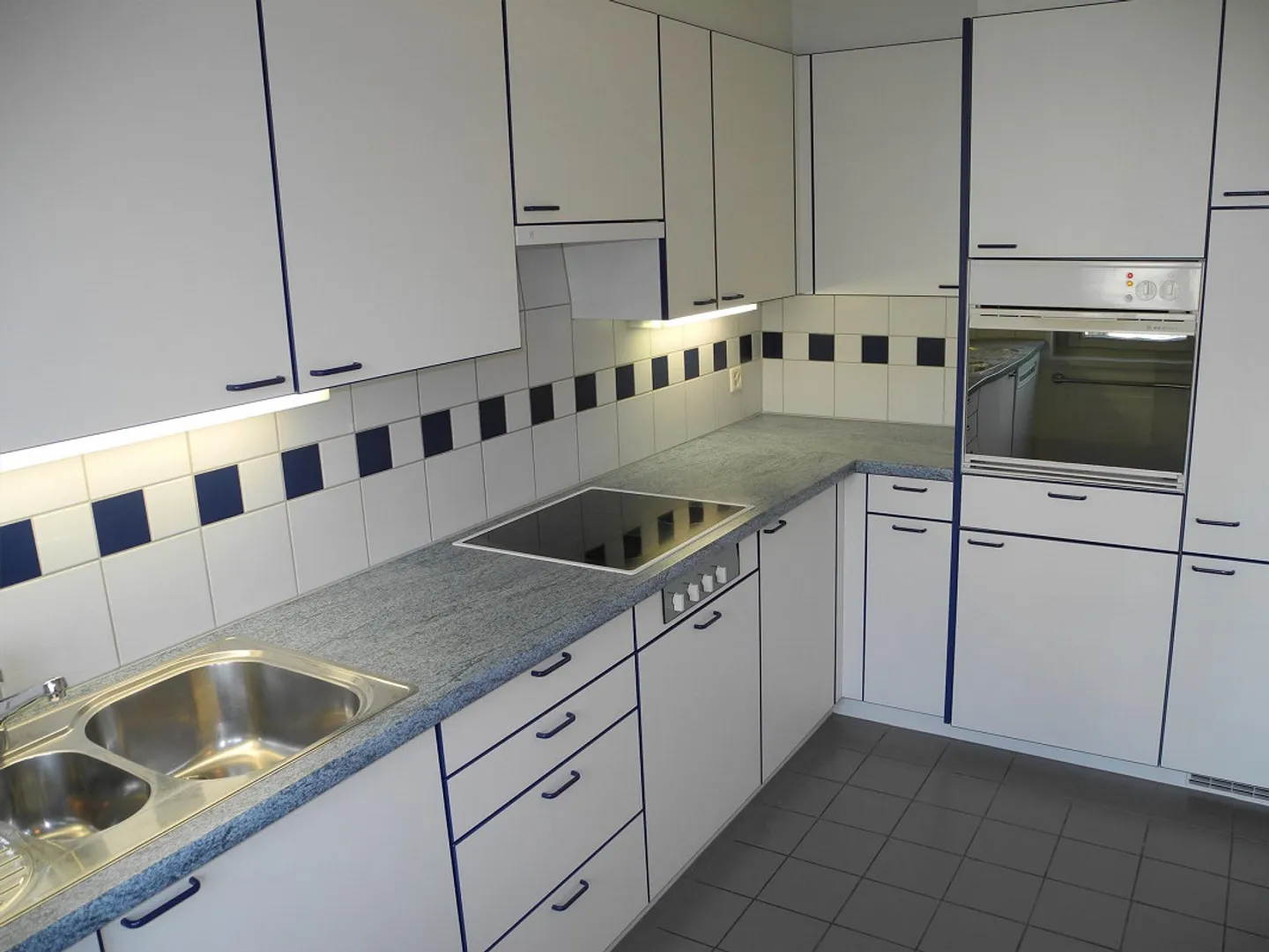 Appartement spacieux de 4,5 pièces avec 2 salles de bains + 2 balcons - Photo 3 sur 10