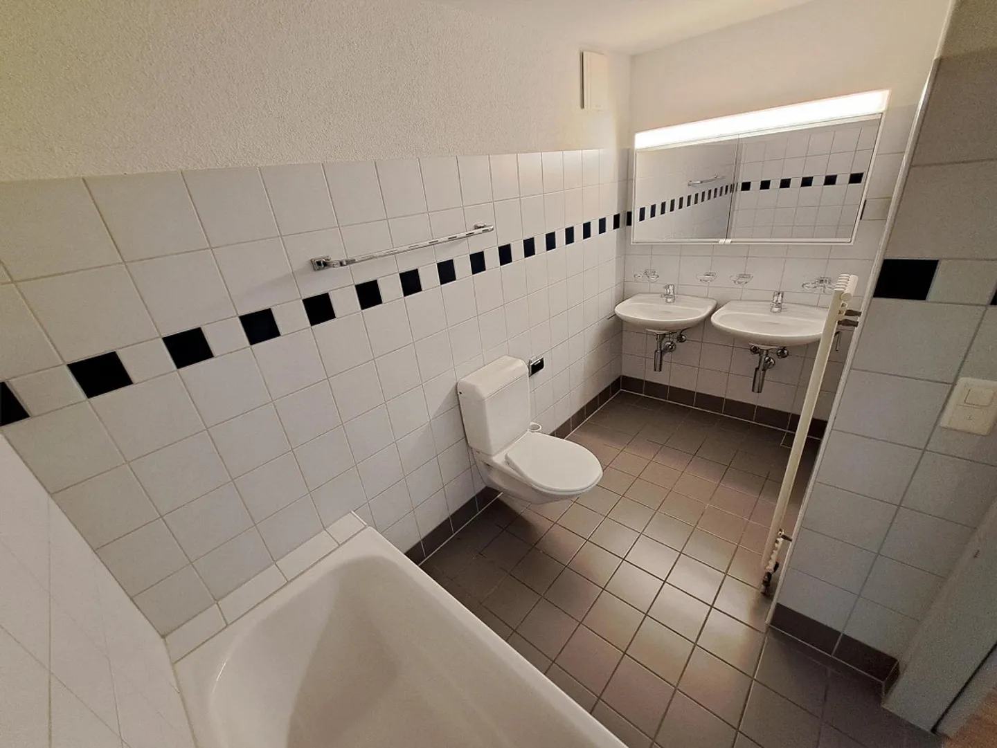Appartement spacieux de 4,5 pièces avec 2 salles de bains + 2 balcons - Photo 4 sur 10