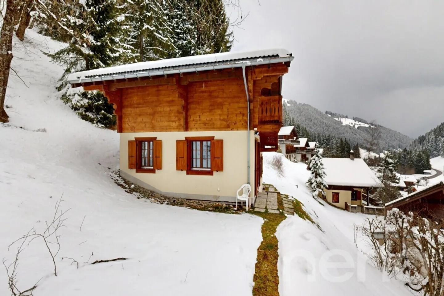 Exklusiv: Chalet mit 4 Schlafzimmern und Garage - Foto 2 von 12