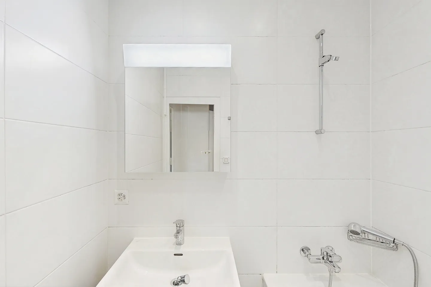 Charming Apartment in Geneva - Photo 1 of 2