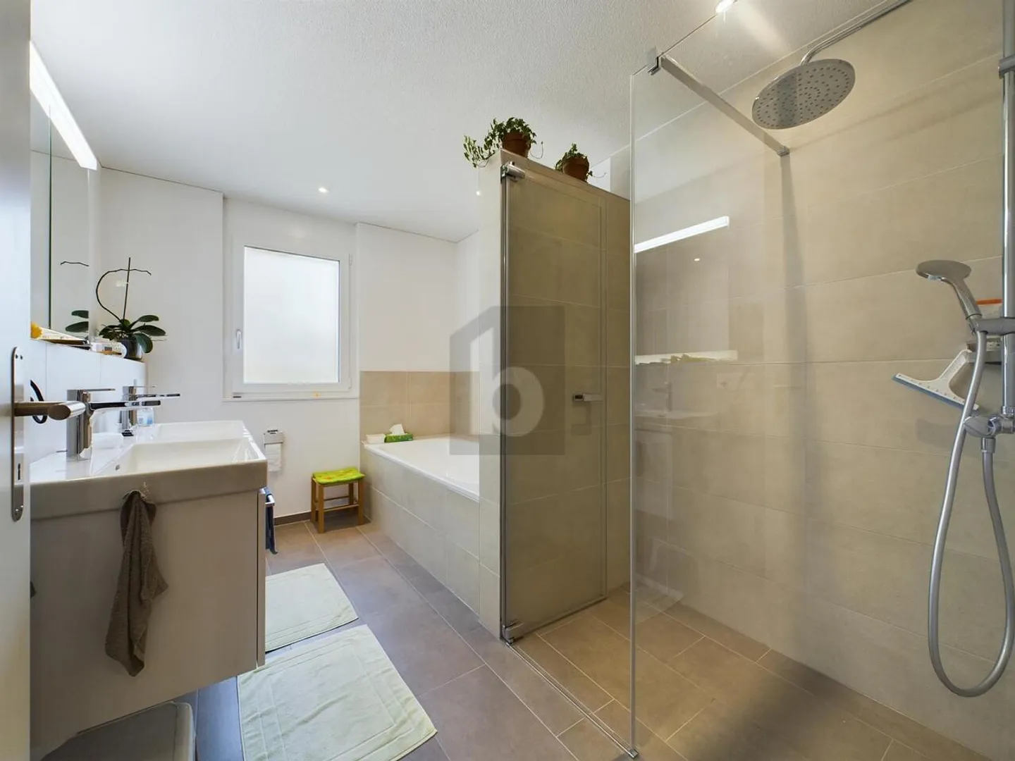 Modern Apartment with Open Kitchen - Photo 4 of 6