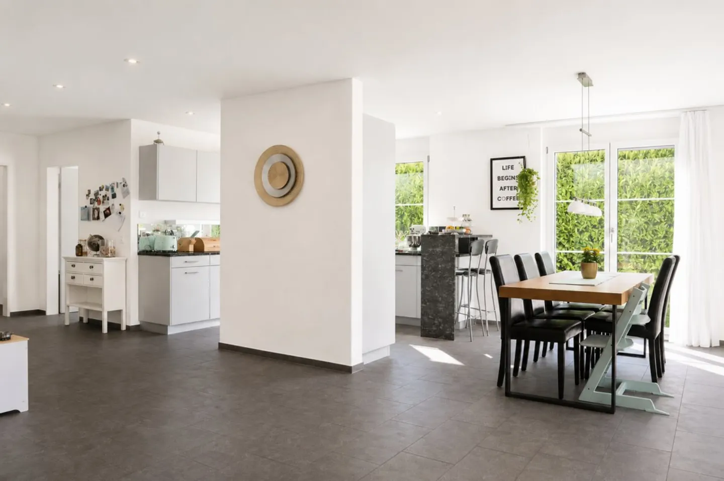 Spacious Apartment with Garden - Photo 4 of 17