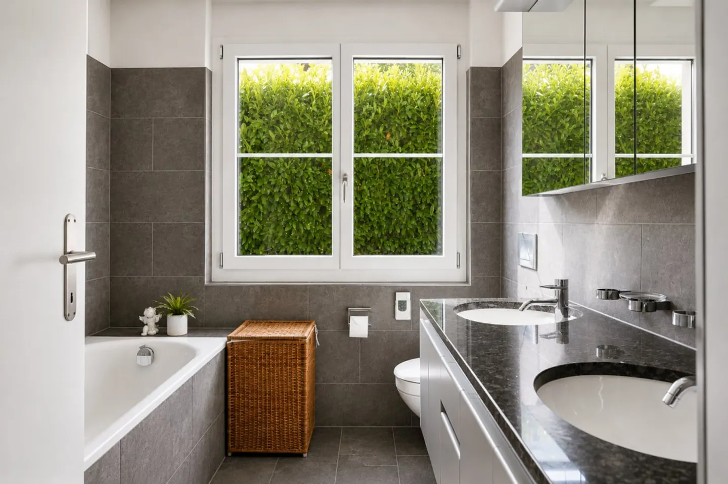 Spacious Apartment with Garden - Photo 10 of 17