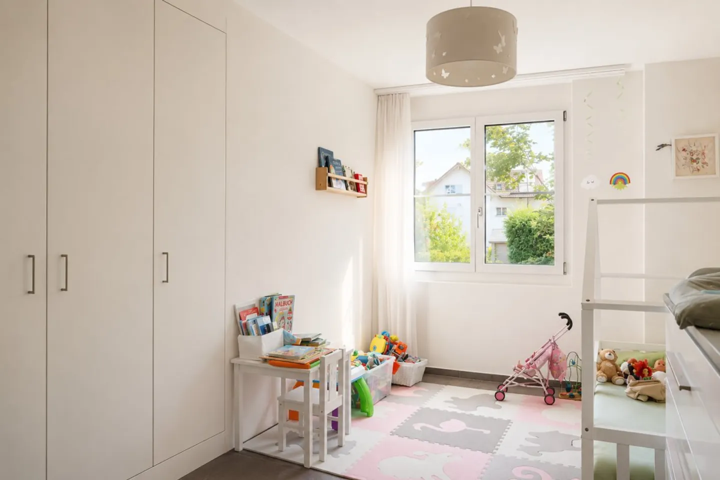 Spacious Apartment with Garden - Photo 7 of 17
