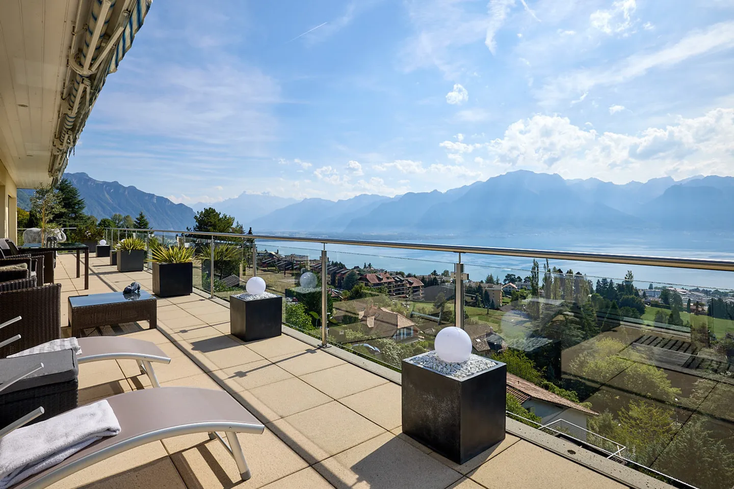 Very beautiful apartment with exceptional view of the Lake and the Alps - Photo 1 of 13