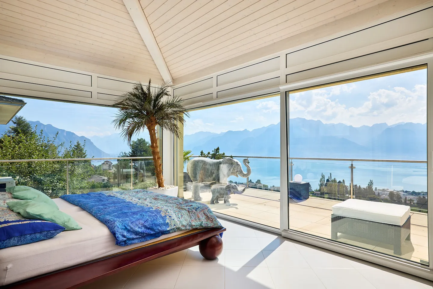 Very beautiful apartment with exceptional view of the Lake and the Alps - Photo 3 of 13