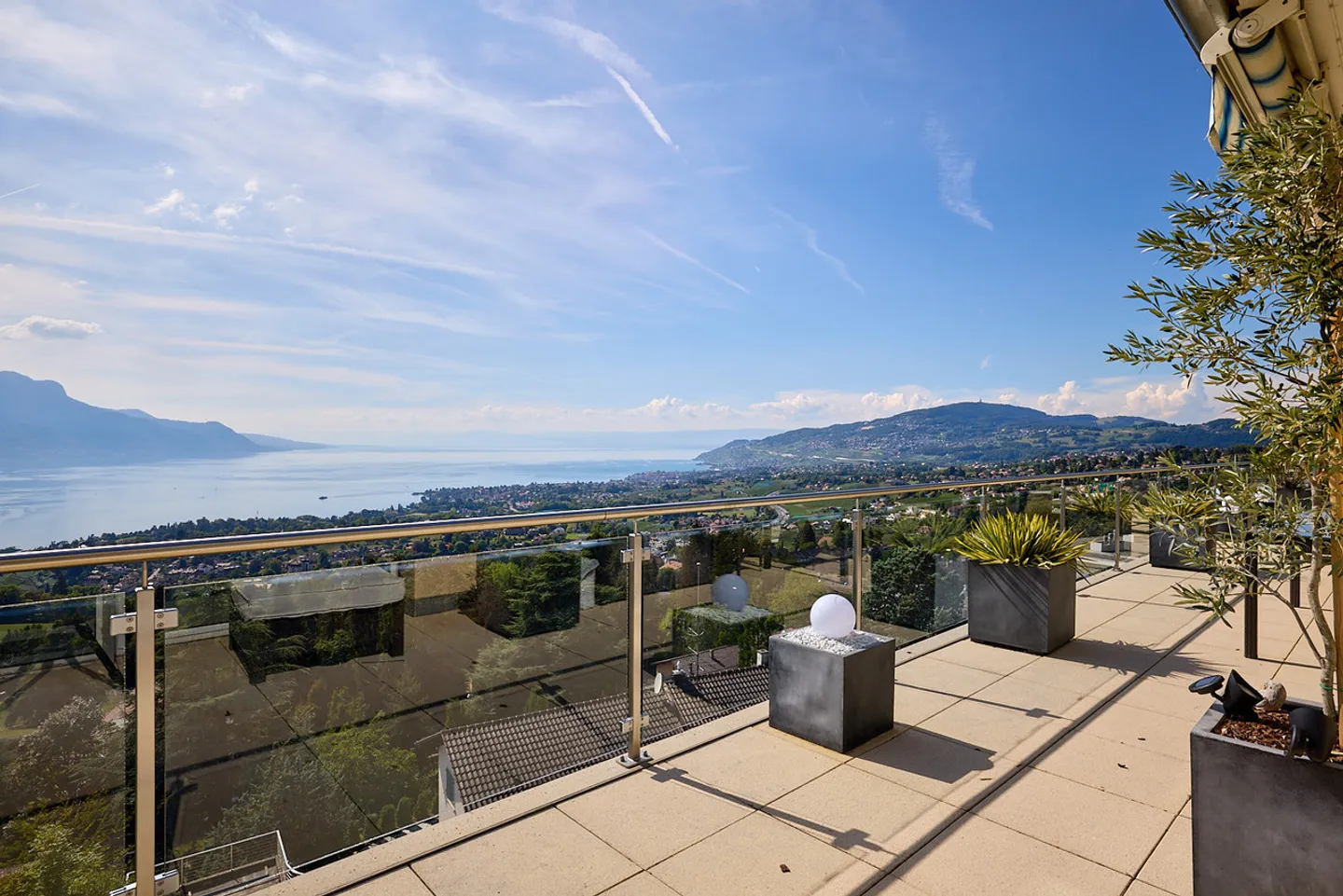 Very beautiful apartment with exceptional view of the Lake and the Alps - Photo 4 of 13