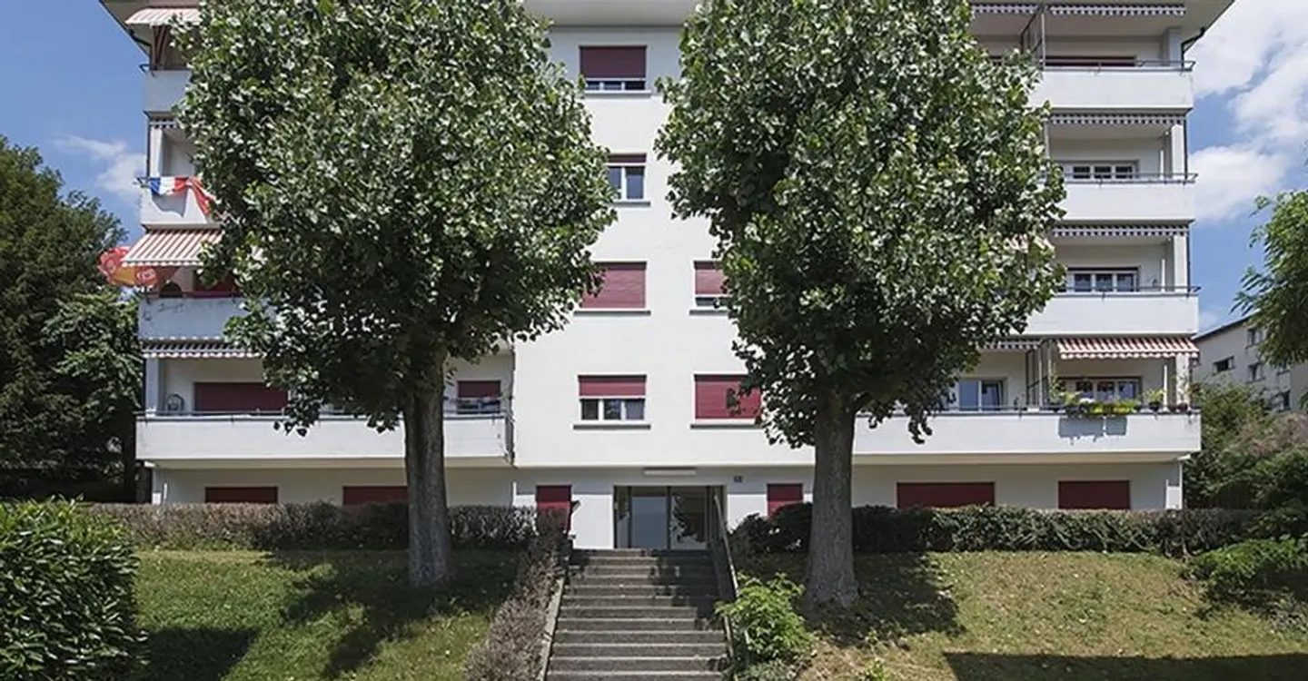 Appartement rénové avec balcon - Photo 1 sur 5