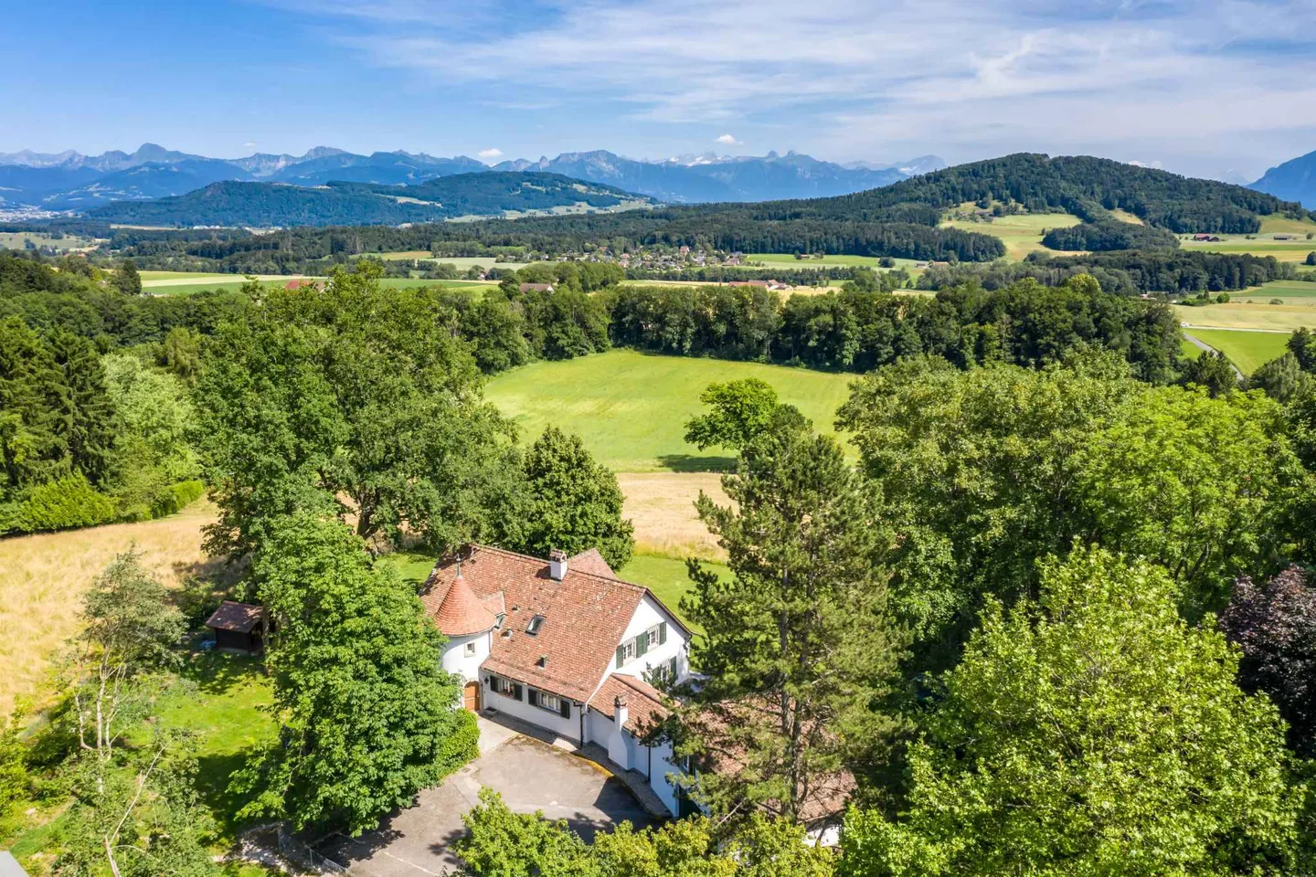 Magnificent Country House with 340 m² in the Midst of Nature - Photo 1 of 12