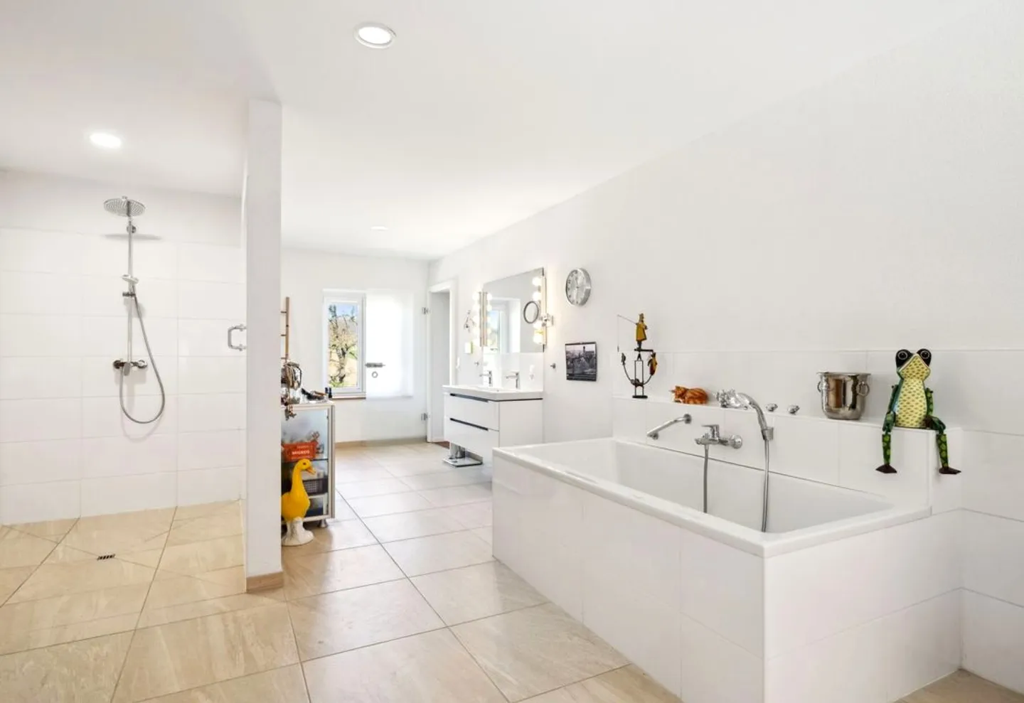 Extraordinary and very rare offer - Beautifully renovated village house on 4,385 m² - Photo 28 of 30