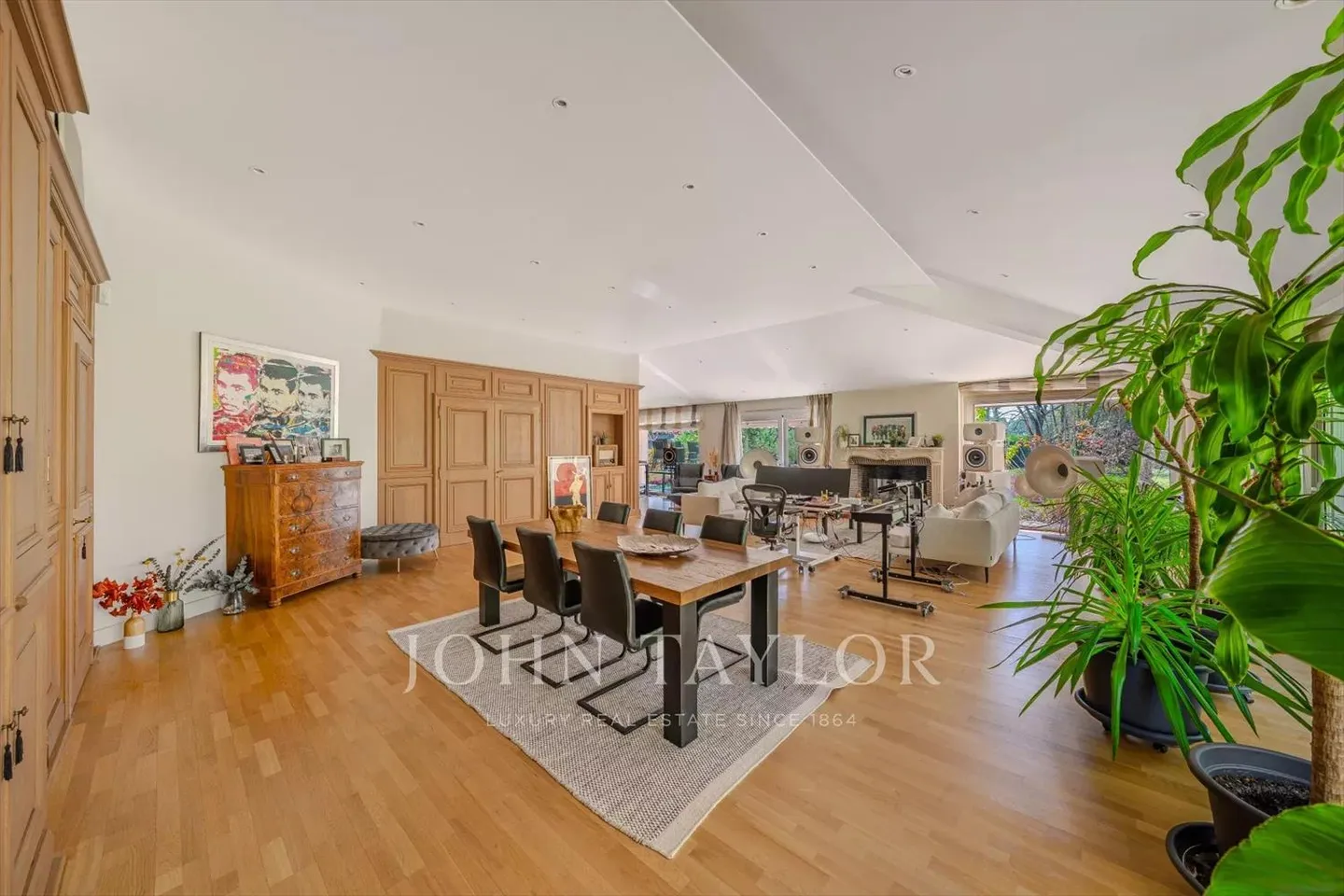 Modern Villa with Pool, discreetly located in a quiet area - Photo 3 of 13