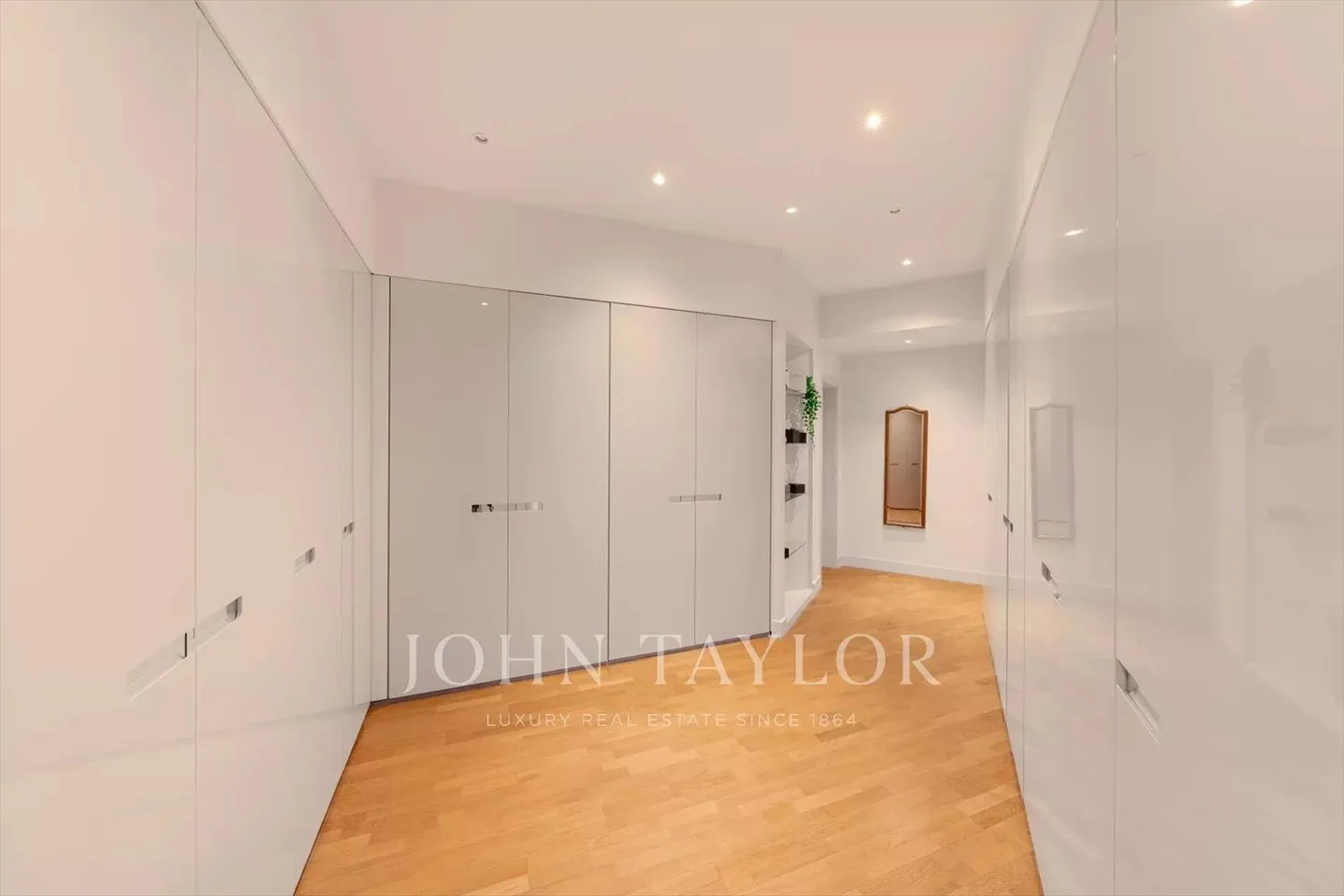 Modern Villa with Pool, discreetly located in a quiet area - Photo 5 of 13