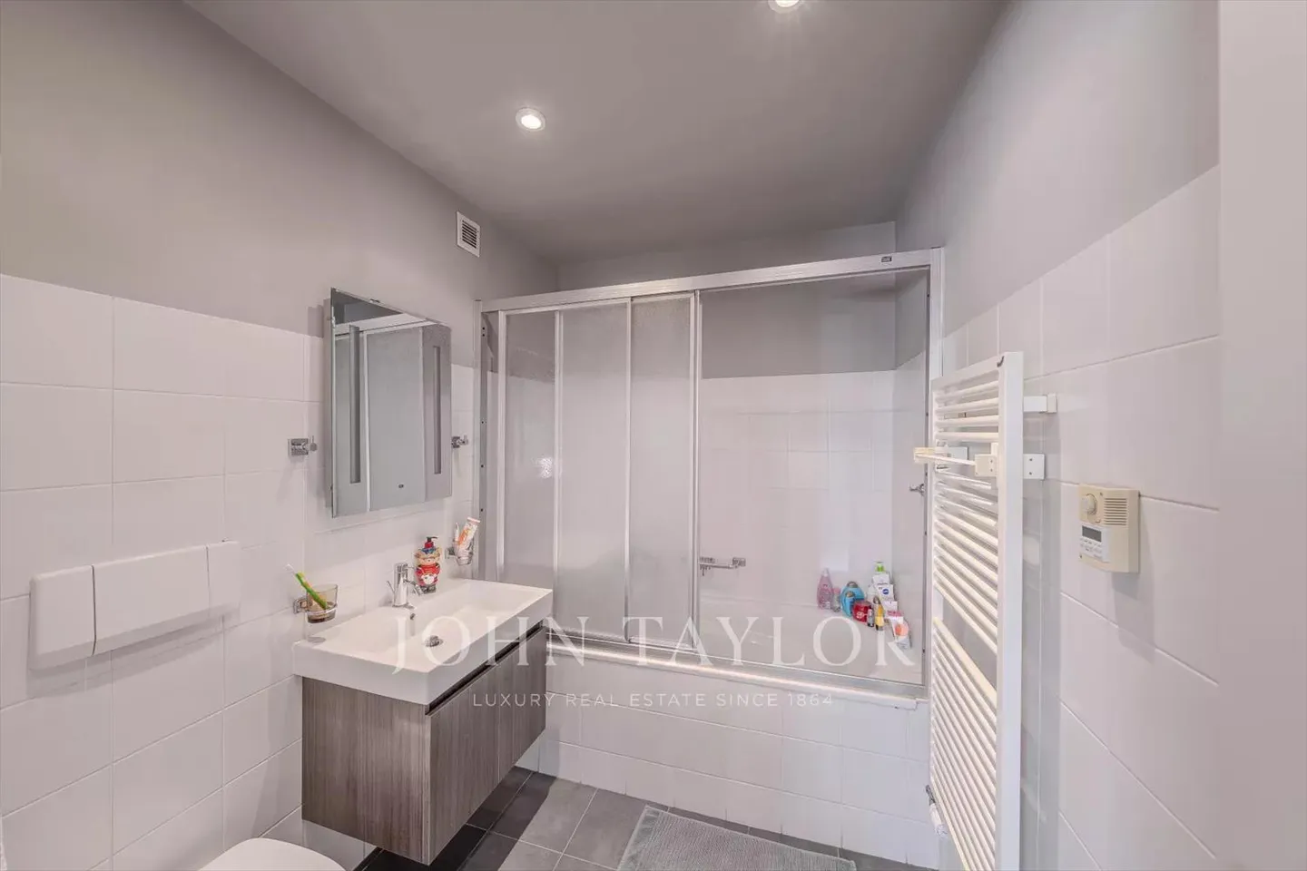 Modern Villa with Pool, discreetly located in a quiet area - Photo 8 of 13