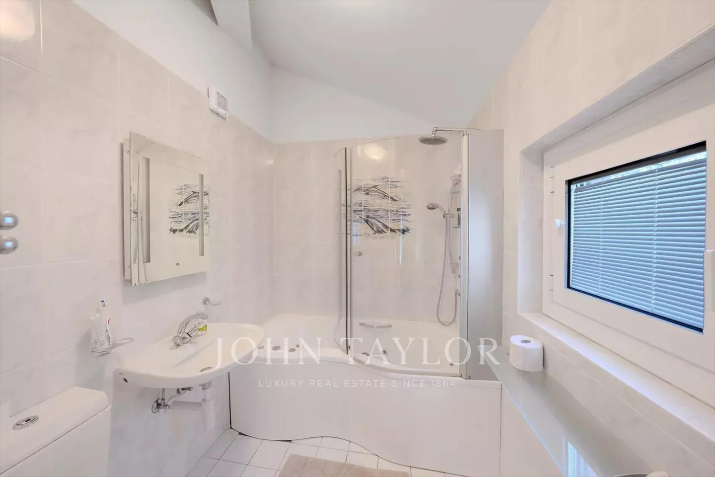 Modern Villa with Pool, discreetly located in a quiet area - Photo 10 of 13