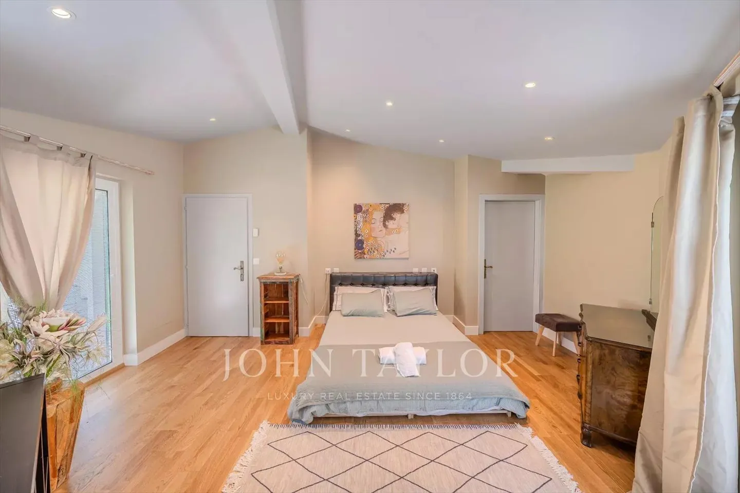 Modern Villa with Pool, discreetly located in a quiet area - Photo 9 of 13