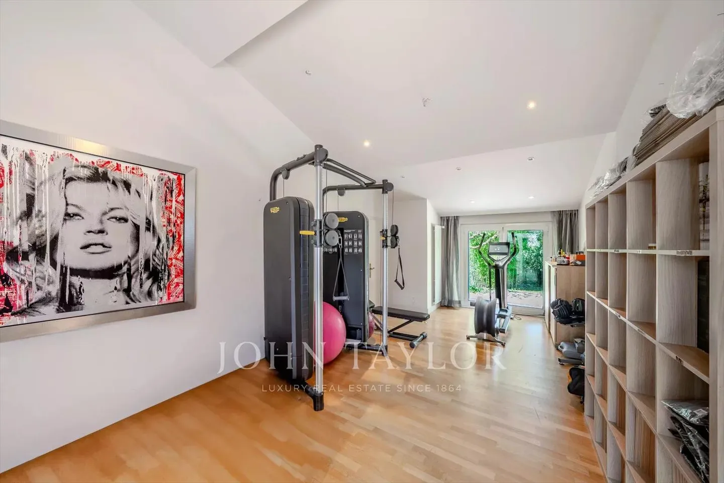 Modern Villa with Pool, discreetly located in a quiet area - Photo 13 of 13