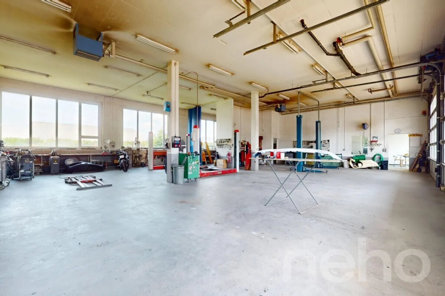 Attractive residential and commercial building with stylish apartment - Photo 11 of 13