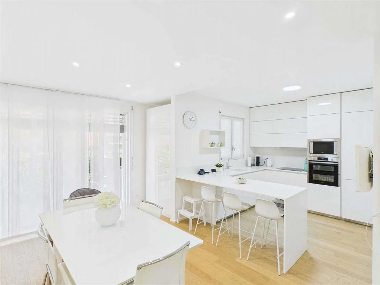 Élégant 4.5 pièces au premier étage avec 2 terrasses - Photo 2 sur 13