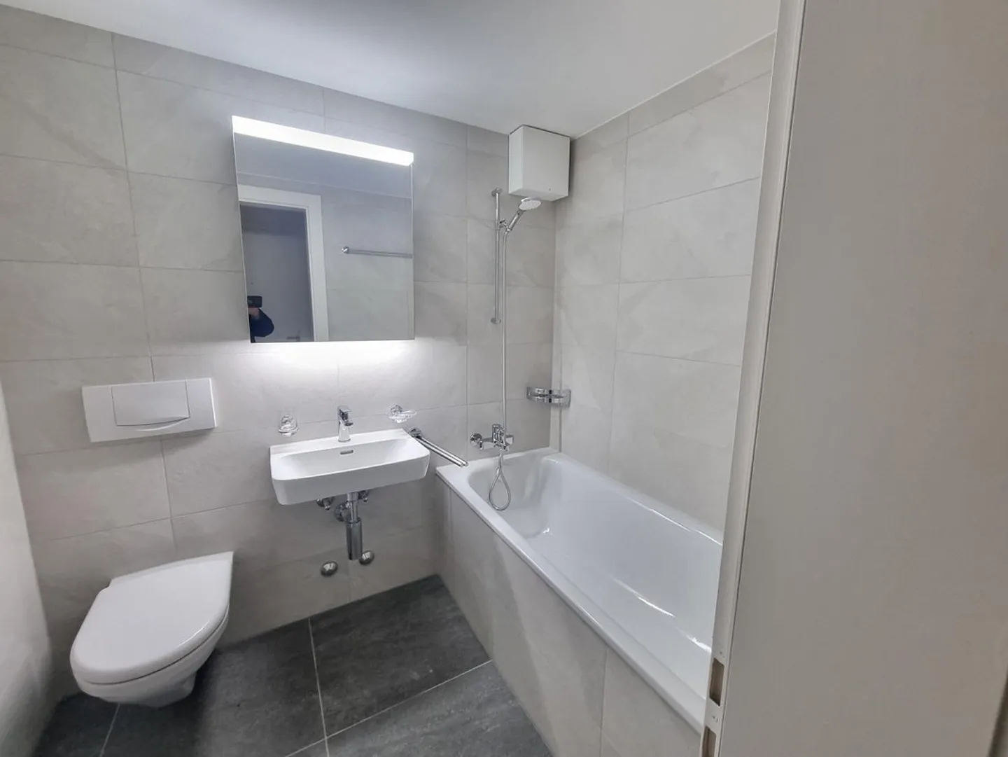 Modern Apartment with Sunny Balconies - Photo 8 of 13