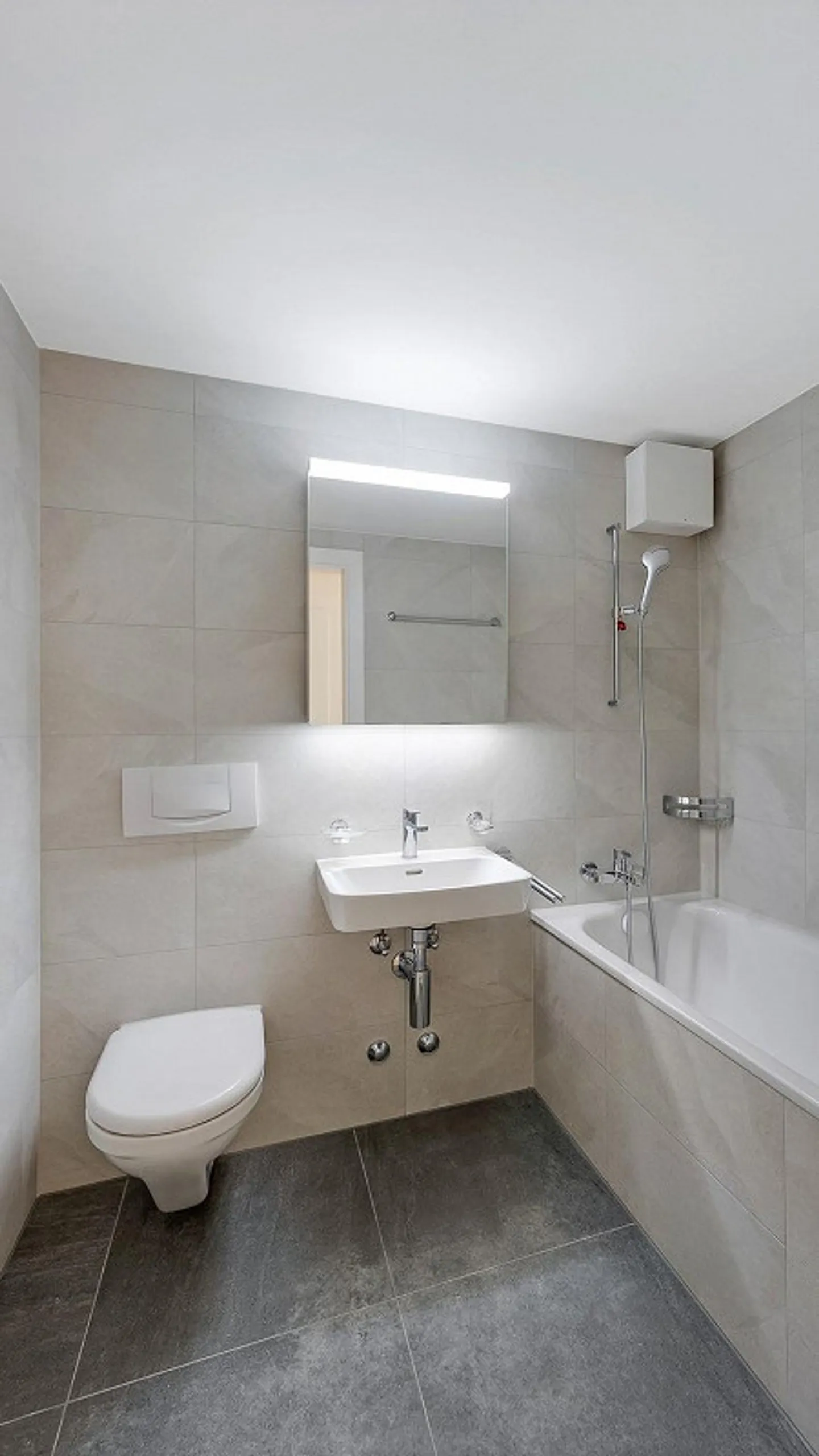 Modern Apartment with Sunny Balconies - Photo 9 of 13