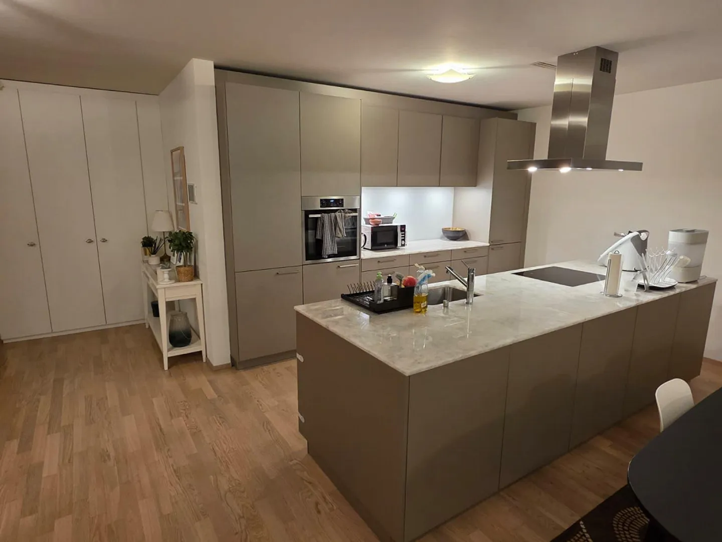 Moderne 3,5-Zimmer-Wohnung mit Balkon in Zürich / Greencity - Foto 2 von 8