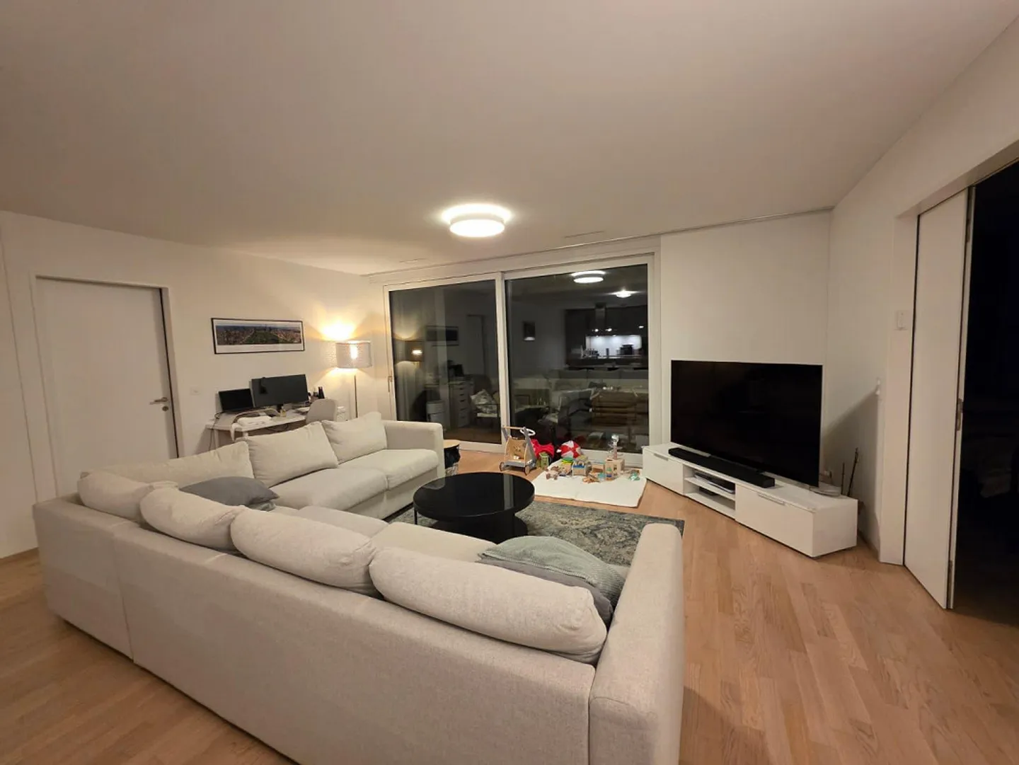 Moderne 3,5-Zimmer-Wohnung mit Balkon in Zürich / Greencity - Foto 3 von 8