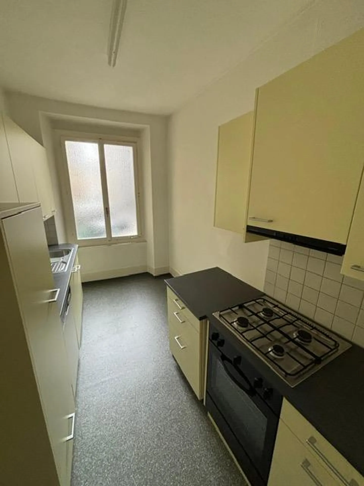 Appartement 2 pièces, frontière de la ville de Lucerne, rénové, avec charme ancien - Photo 2 sur 9