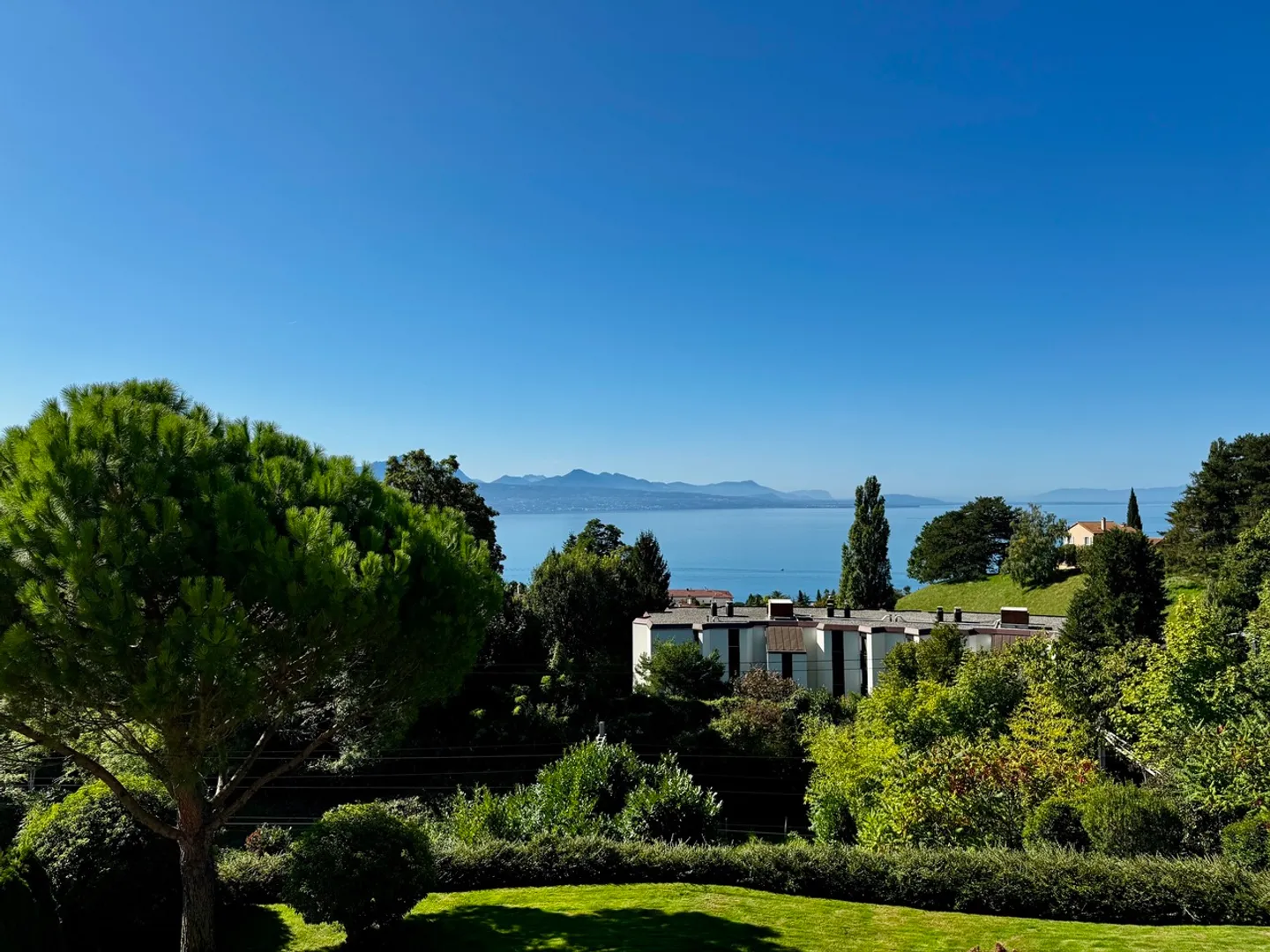4.5-room apartment with terrace and panoramic view of the lake - Photo 2 of 24