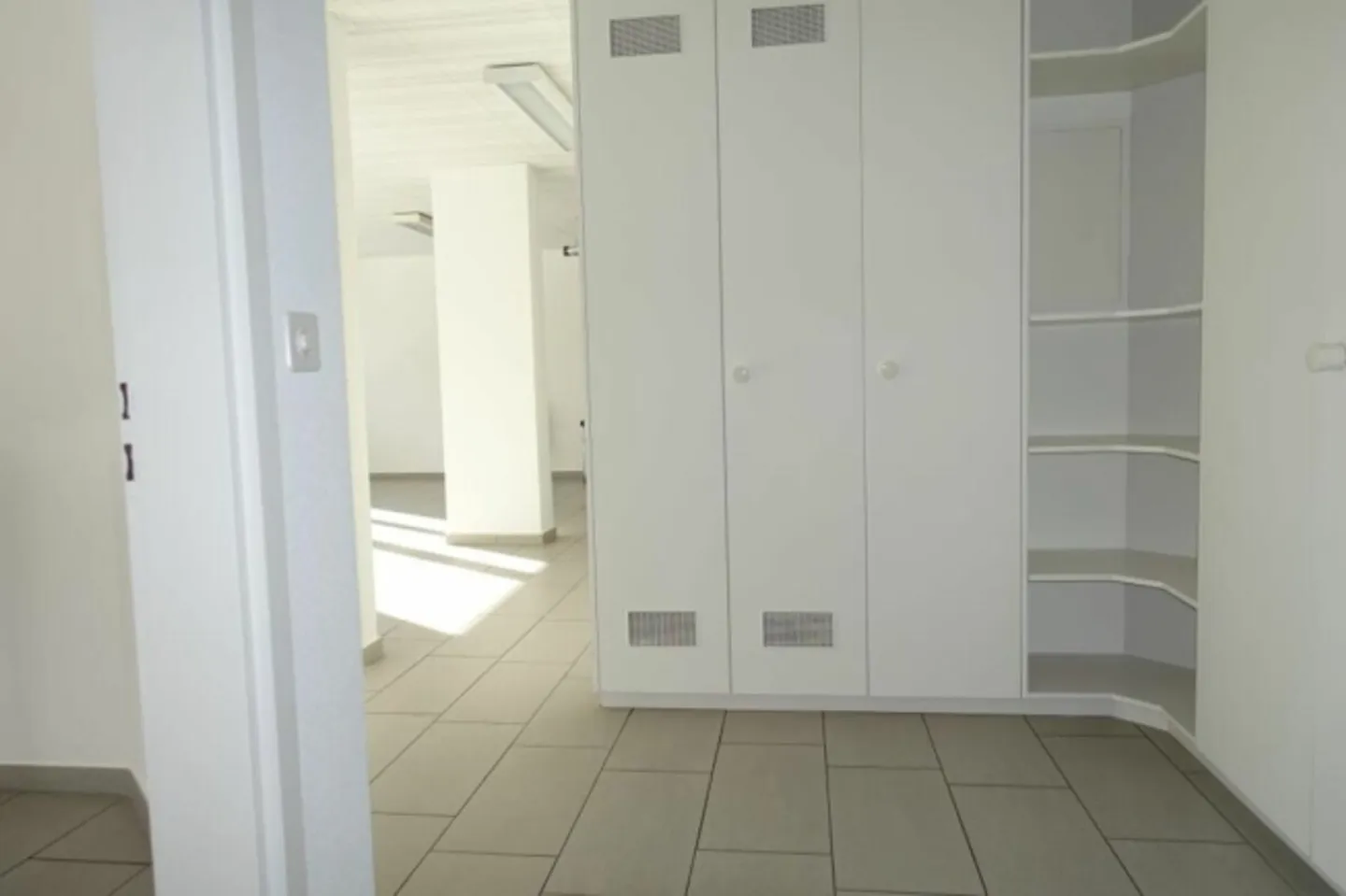 Espace de pratique ou de bureau au rez-de-chaussée - Photo 4 sur 20